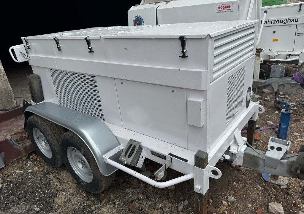 Mobiler Aggregate-Anhänger (z. B. Generator/Kompressor) – geschlossene, schallgedämmte Haube mit Lüftungsgittern auf Tandemachse und Zugdeichsel; robust für Baustelle und Dauerbetrieb.