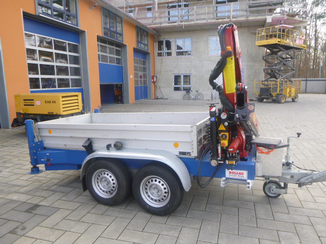 Tandemachs-Pritschenanhänger mit hydraulischem HMF Knickarm-Ladekran an der Deichsel, klappbaren Bordwänden, Auflaufbremse und Stützrad – ideal zum Heben und Verladen von Baustoffen und Maschinen.