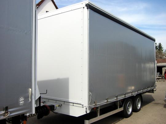 Planenanhänger mit Doppelachse und robustem Aufbau – ideal für flexiblen Warentransport.