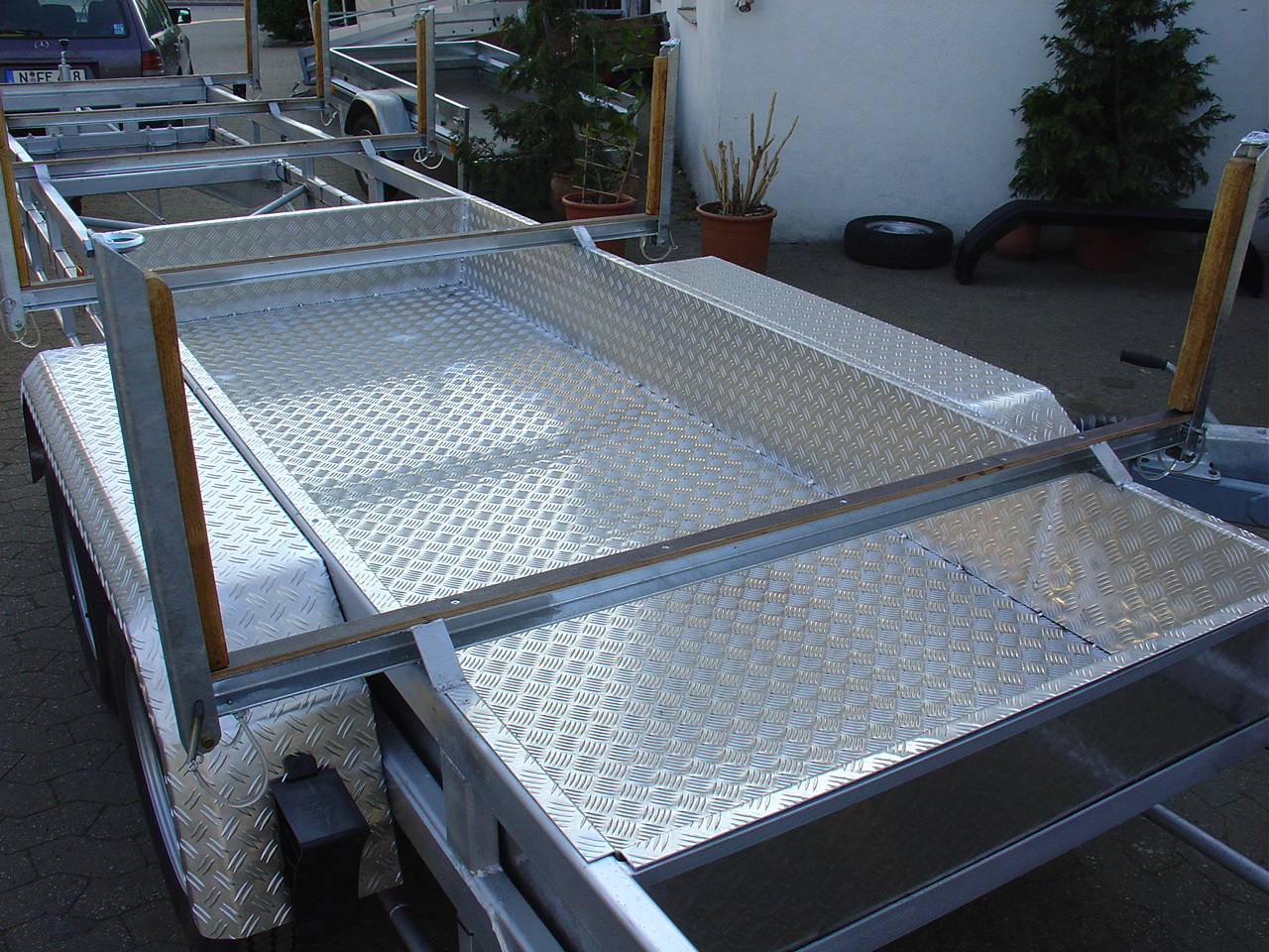 Autotransporter Anhänger mit rutschfestem Aluminium-Boden – sicherer Fahrzeugtransport.