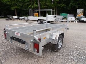 Verzinkter Einachs-Transportanhänger/Plattformanhänger mit niedrigen Bordwänden, Steckrungen, Heckklappenverschlüssen und Beleuchtung – ideal für Gartenbau, Handwerk und Materialtransport.