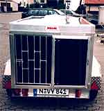 Tieranhänger mit Doppelachse und Belüftungsgittern – sicherer Transportanhänger für Hunde und Kleintiere.