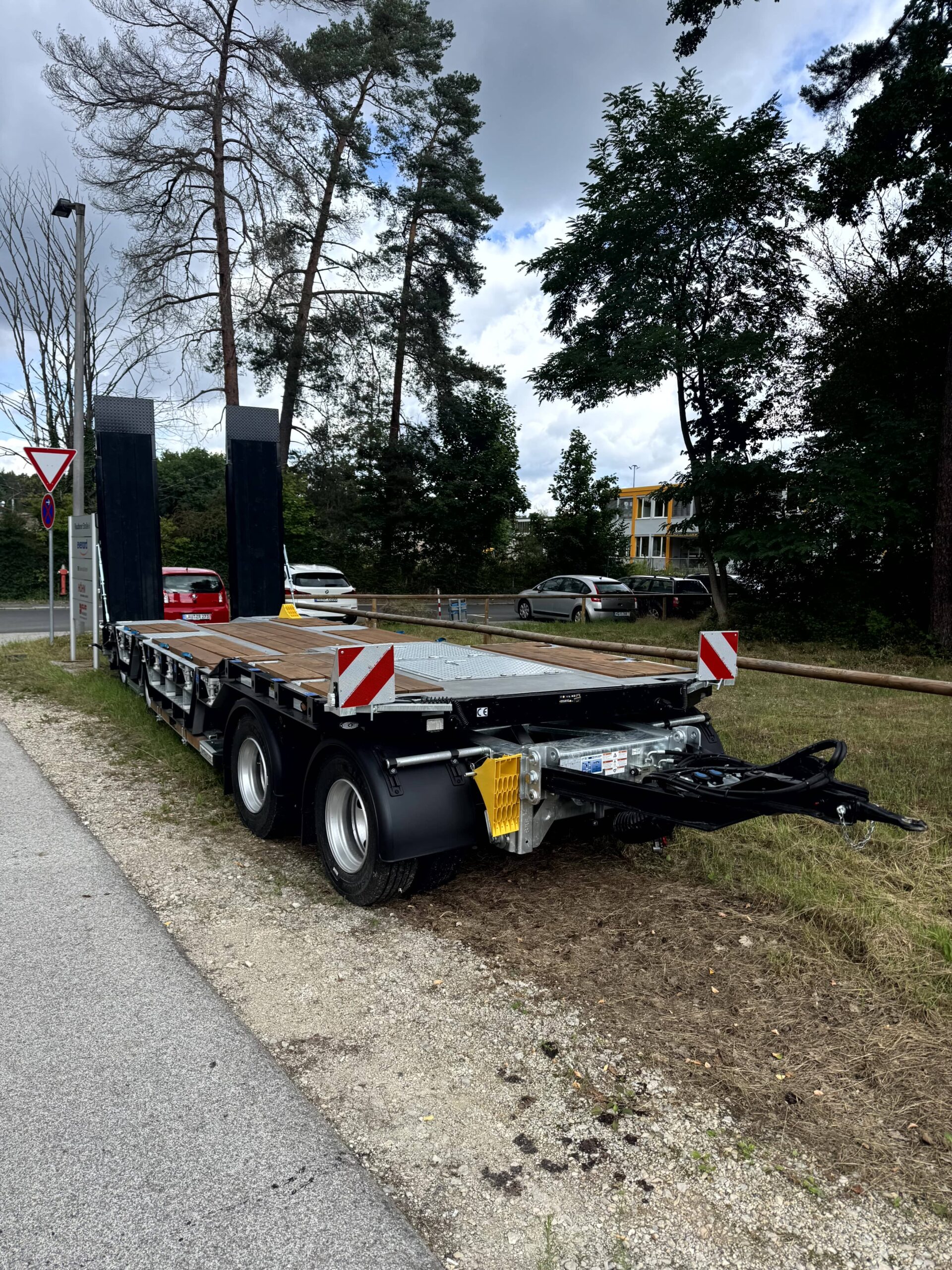 Tieflader Anhänger mit Auffahrrampen und Doppelachse – ideal für Maschinentransport.