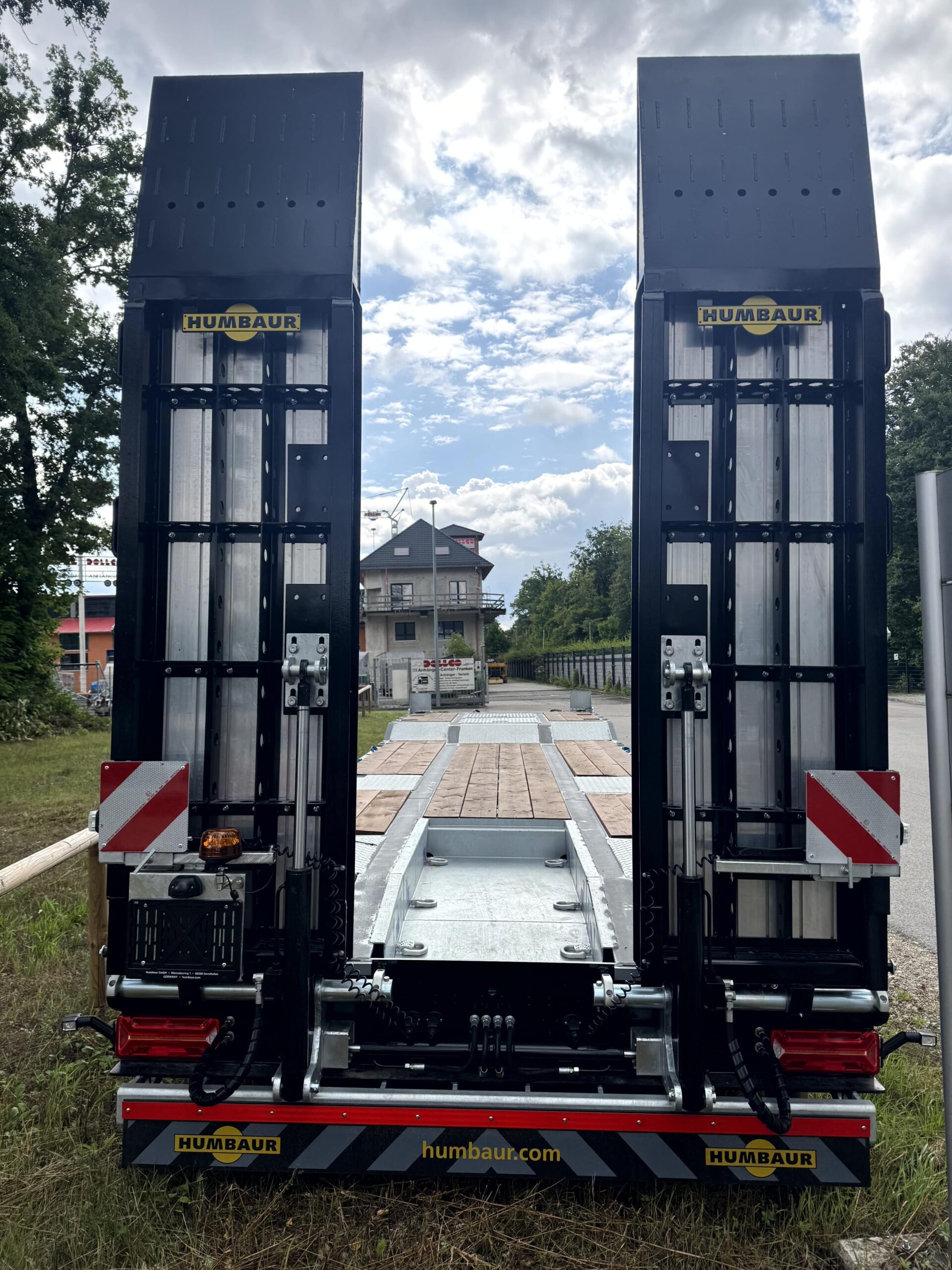 Tieflader Transportanhänger mit stabilen hydraulischen Auffahrrampen für Bagger und Maschinen