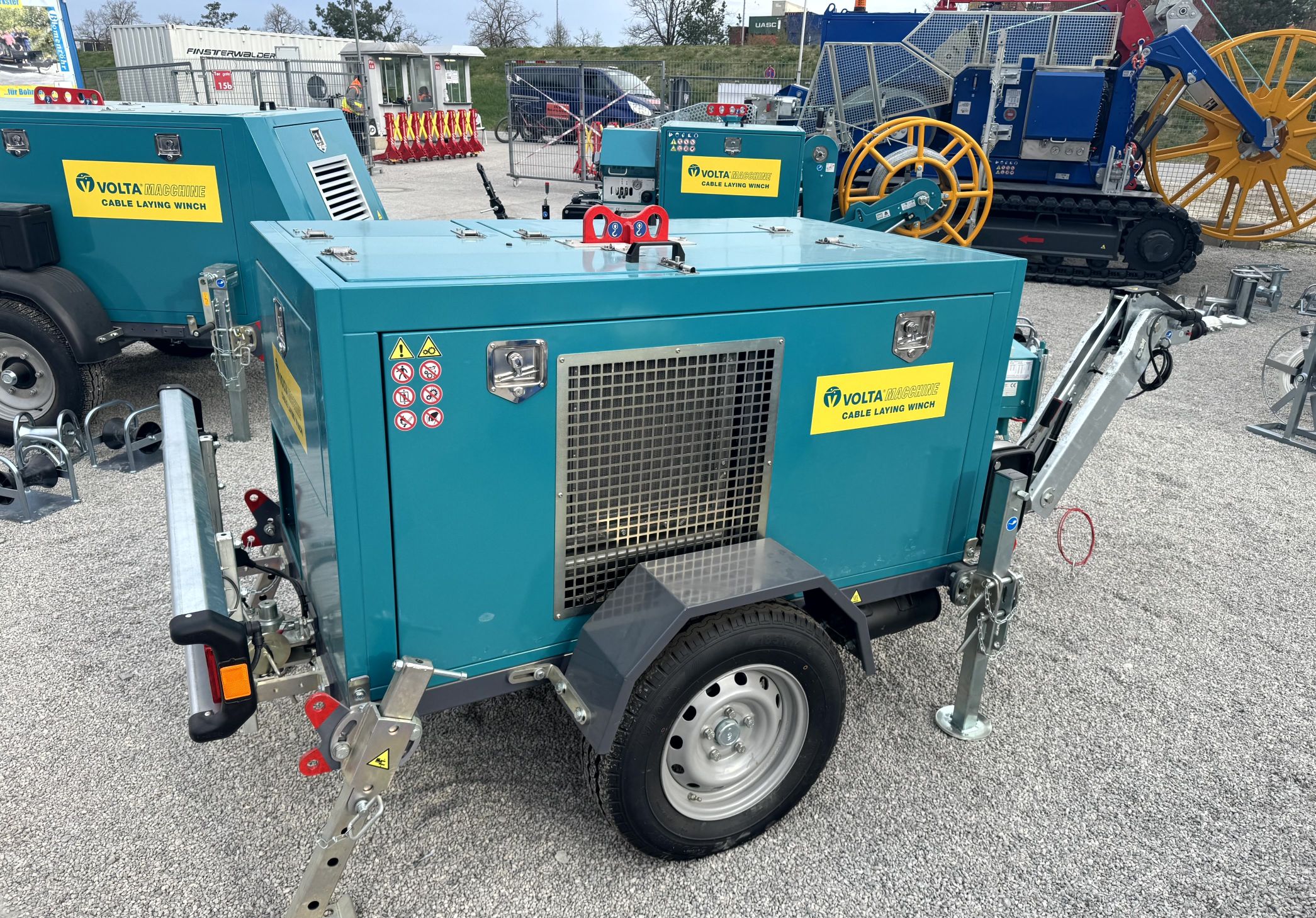 VOLTA Equipments mobile Kabelziehwinde/Kabelzug-Anlage – einachsiger Anhänger mit schallgedämmter Haube, Lüftungsgitter, Deichsel und Stützrad; ideal für Leitungsbau und Glasfaser-Montage.