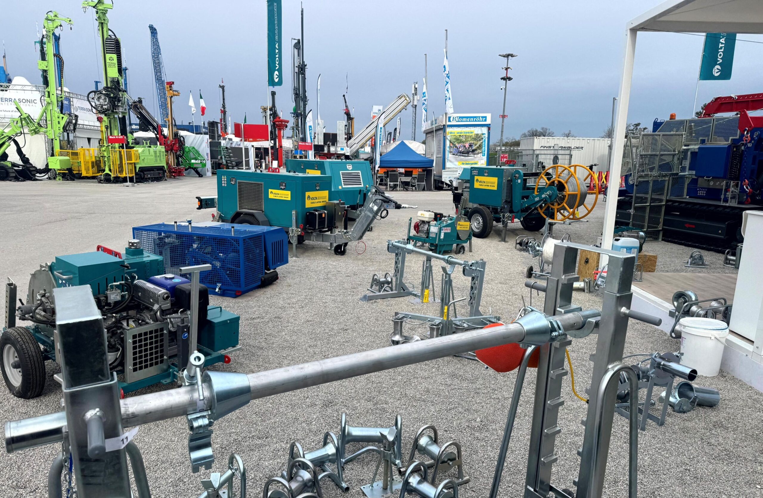 Ausstellung/Trade-Fair: Mobile Kabelziehwinden, Kabeltrommel-Ständer, Abspulgeräte und Leitungsbau-Zubehör (u. a. VOLTA) – komplette Lösungen für Kabelzug, Glasfaser- und Energienetz-Montage.