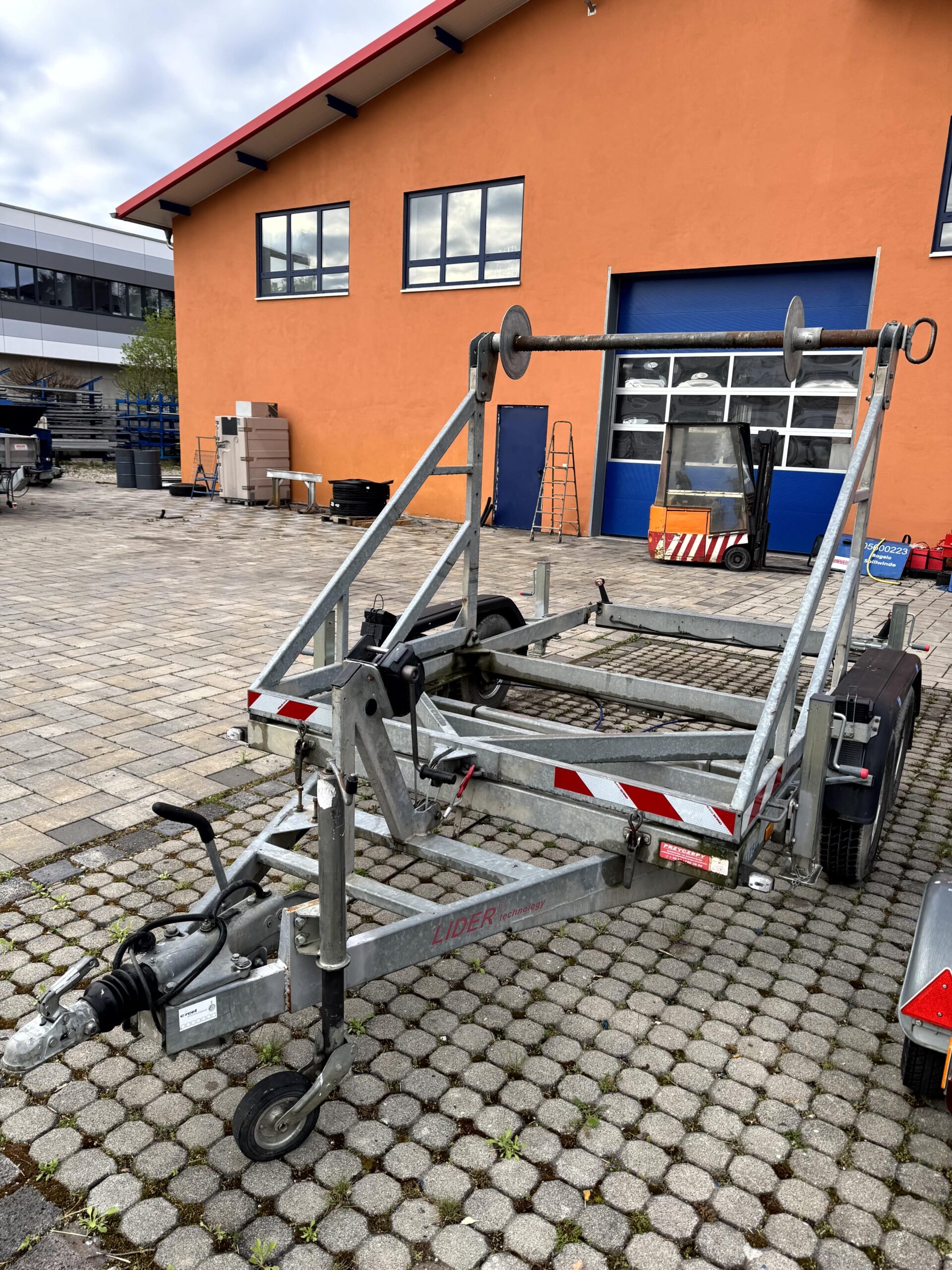 Hydraulisch/ mechanisch absenkbarer Kabeltrommelanhänger – verzinktes Fahrgestell mit Trommelaufnahme, Zugdeichsel, Auflaufbremse und Stützrad; ideal für Kabelverlegung im Leitungsbau/Glasfaser.