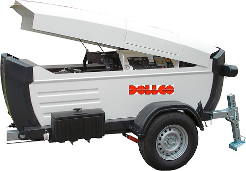 Trailer-montierte Kabelziehwinde/Spillwinde mit hochklappbarer Haube, integriertem Bedienpult und Stützrad – ideal für Kabelzug im Leitungsbau (DOLLCO).