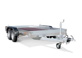 Tandem-Transportanhänger/Flachbett – verzinkter Rahmen mit niedriger Ladefläche, klappbaren Bordwänden, Auflaufbremse und Stützrad; ideal für Maschinen-, Fahrzeug- und Materialtransport.