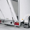 Kofferanhänger mit stabiler Auffahrklappe – ideal für einfaches Be- und Entladen.