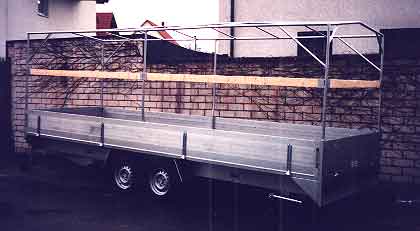 Offener Hochlader Anhänger mit stabilem Stahlrahmen und Doppelachse – ideal für sperrige Transporte.