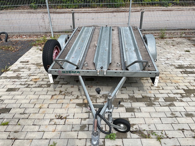 Motorradanhänger mit Schienen für bis zu drei Motorräder – kompakter Transportanhänger."
