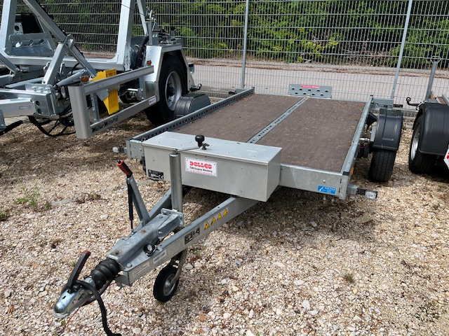 Robuster Fahrzeugtransporter Anhänger mit Holzboden und stabilem Rahmen – ideal für Motorräder oder Quads.