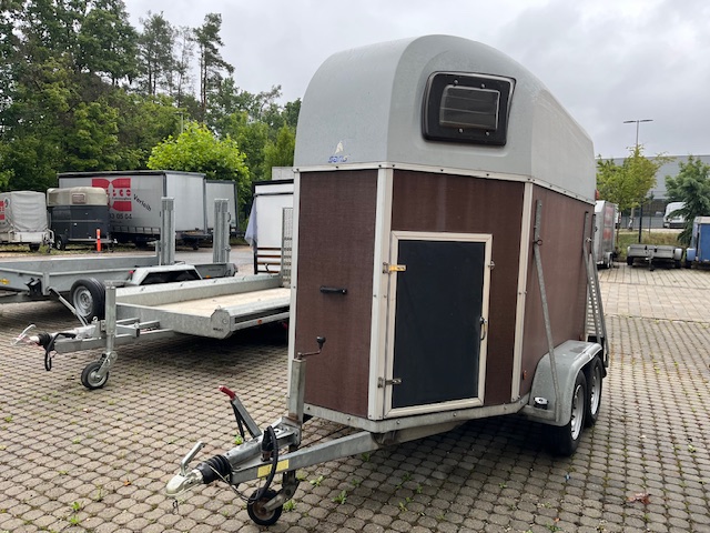 Pferdeanhänger mit Doppelachse und seitlicher Tür – ideal für sicheren Pferdetransport.